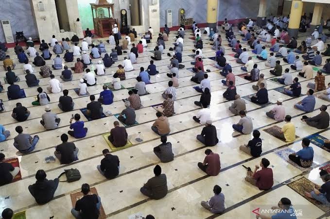 Salat berjamaah dengan jaga jarak dianjurkan selama Pandemi Covid-19 yang belum sepenuhnya berakhir saat ini. (Foto: Antara)