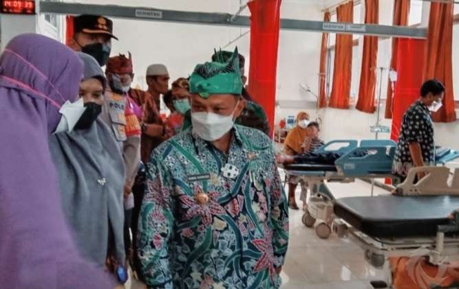 Bupati Situbondo H.Karna Suswandi dan Forkopimda meninjau ketersediaan tempat tidur rumah sakit setelah ada 8 warga positif Covid-19.(foto:diskominfo situbondo)