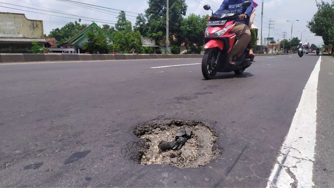 Jalan berlubang di Jalur Nasional tepatnya di Jatipasar, Kecamatan Trowulan. (Foto: Deni Lukmantara/Ngopibareng.id)