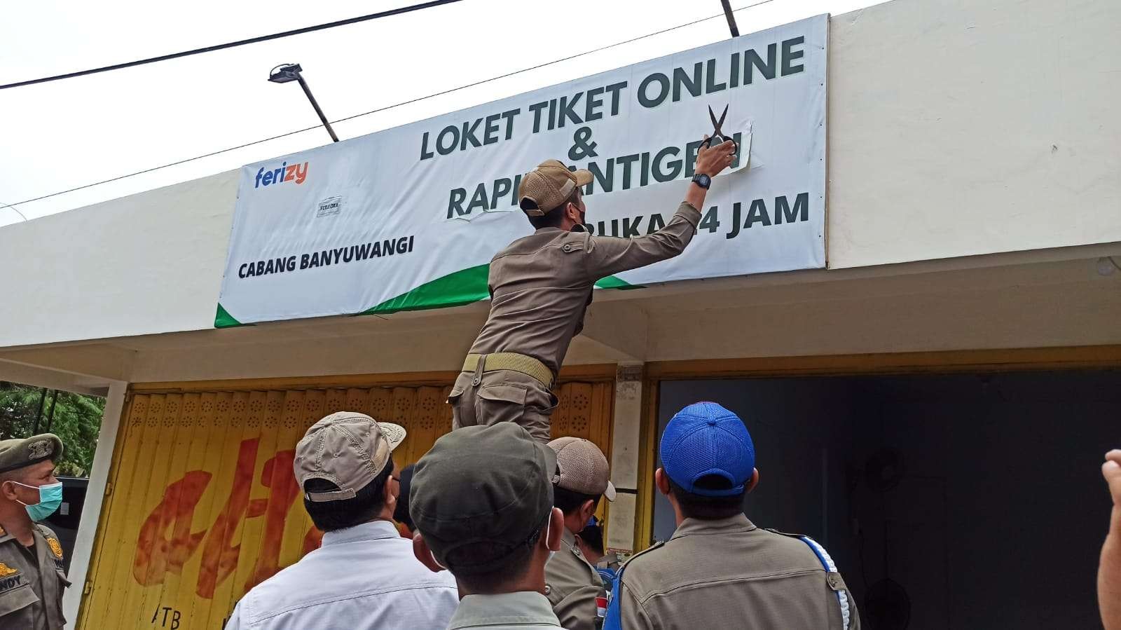 Petugas Satpol PP melakukan penertiban di salah satu lokasi layanan rapid antigen di sekitar Pelabuhan Ketapang, beberapa waktu lalu. (Foto: Muh Hujaini/Ngopibareng.id)