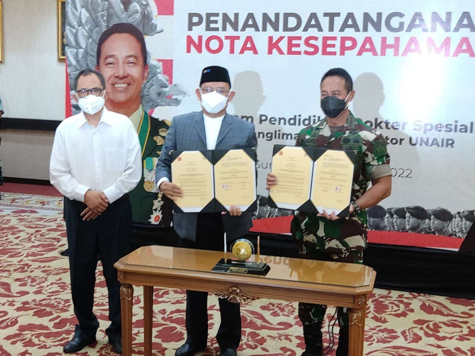 Panglima TNI Jenderal Andika Perkasa bersama Rektor Unair Prof Mohammad Nasih usai penandatanganan nota kesepahaman di Gedung Rektorat Unair, Surabaya, Jumat 4 Februari 2022. (Foto: Fariz Yarbo/Ngopibareng.id)