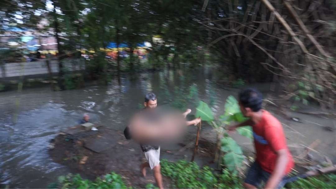 Korban ditemukan 20 meter dari tempat kejadian oleh warga.(Deni Lukmantara/Ngopibareng)