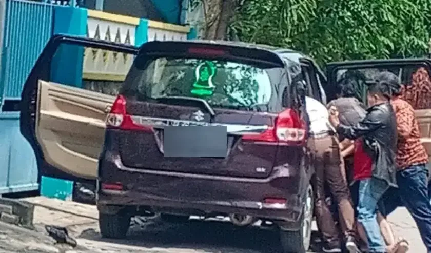 Gerombolan penculik yang memaksa anak Diana masuk dalam mobil. (Foto: Istimewa)