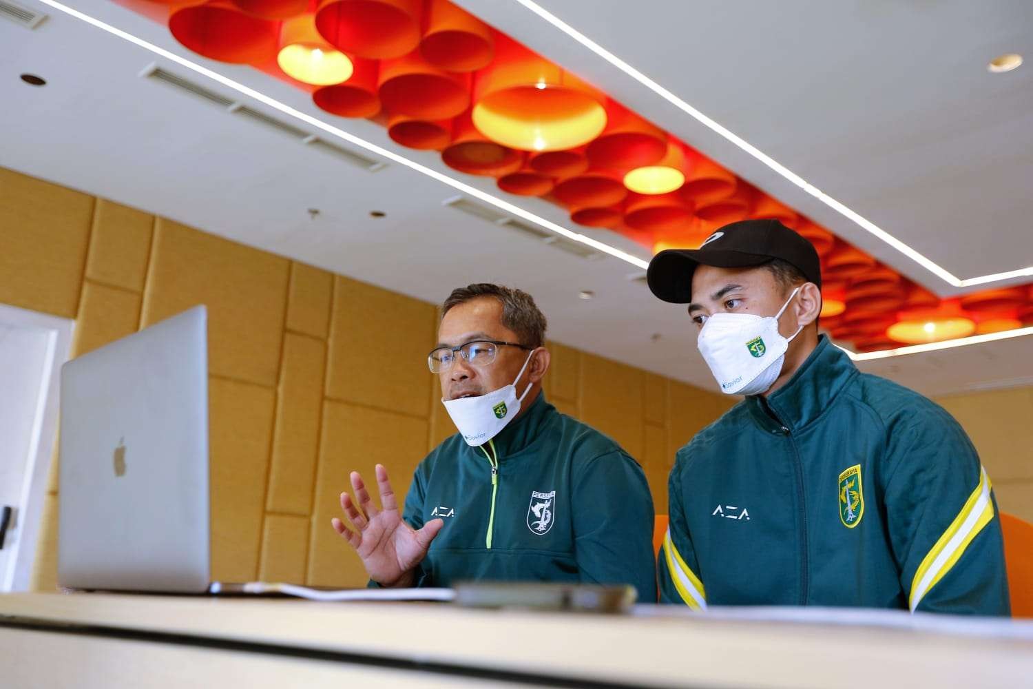 Pelatih Persebaya, Aji Santoso bersama pemain Reva Adi Utama dalam pre match press conference, Sabtu 5 Februari 2022. (Foto: Istimewa)