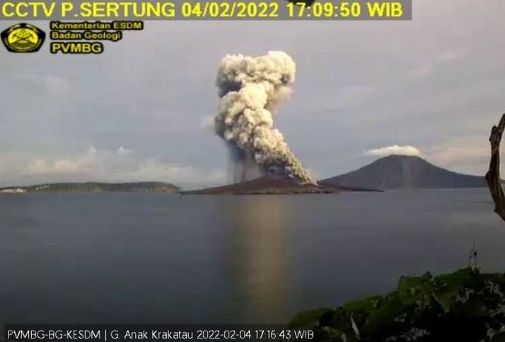 Gunung Anak Krakatau erupsi. (Foto: PVMBG)