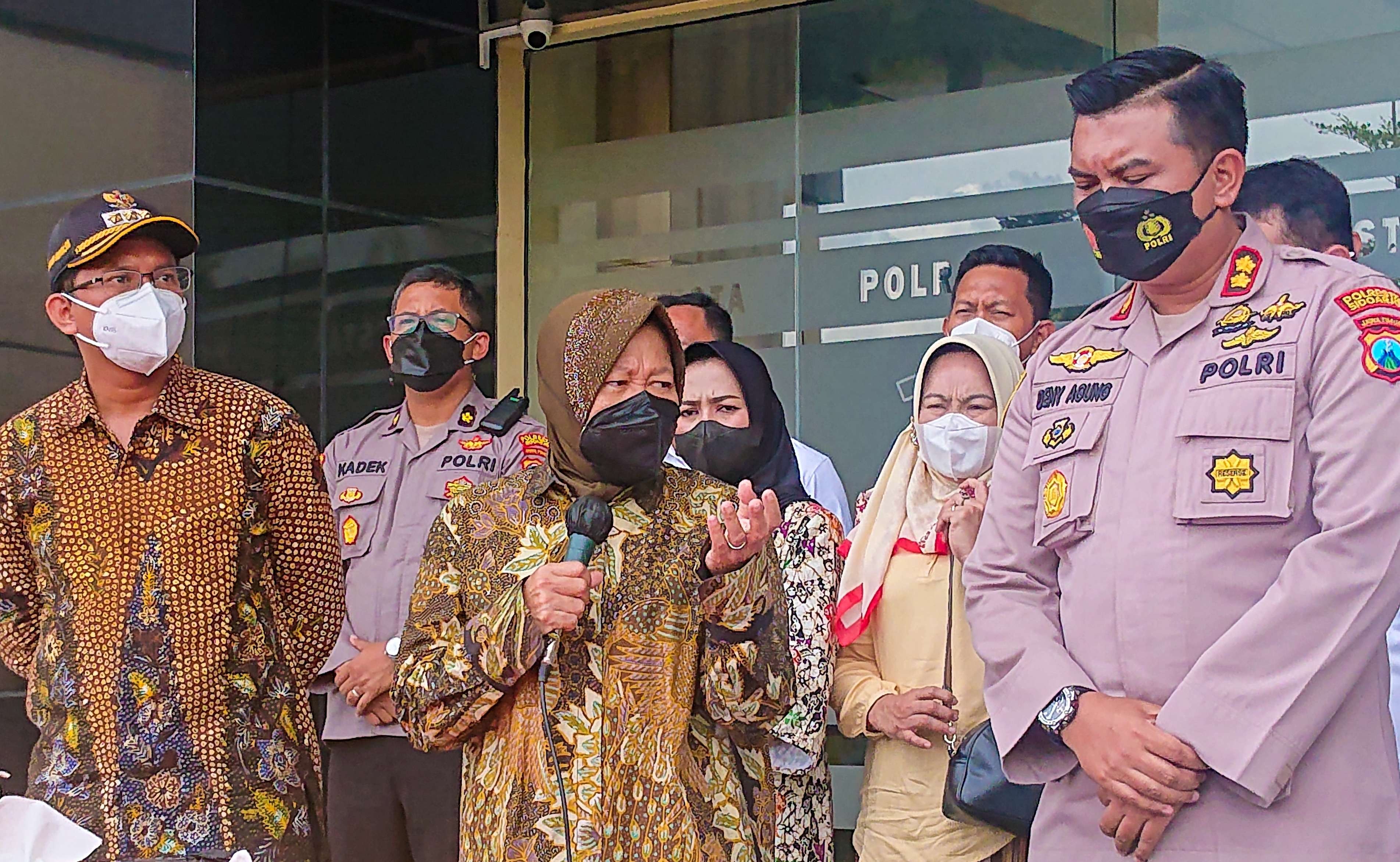 Mensos Tri Rismaharini saat mengunjungi Polresta Sidoarjo, Sabtu 5 Februari 2022. (Foto: Aini Arifin/Ngopibareng.id)