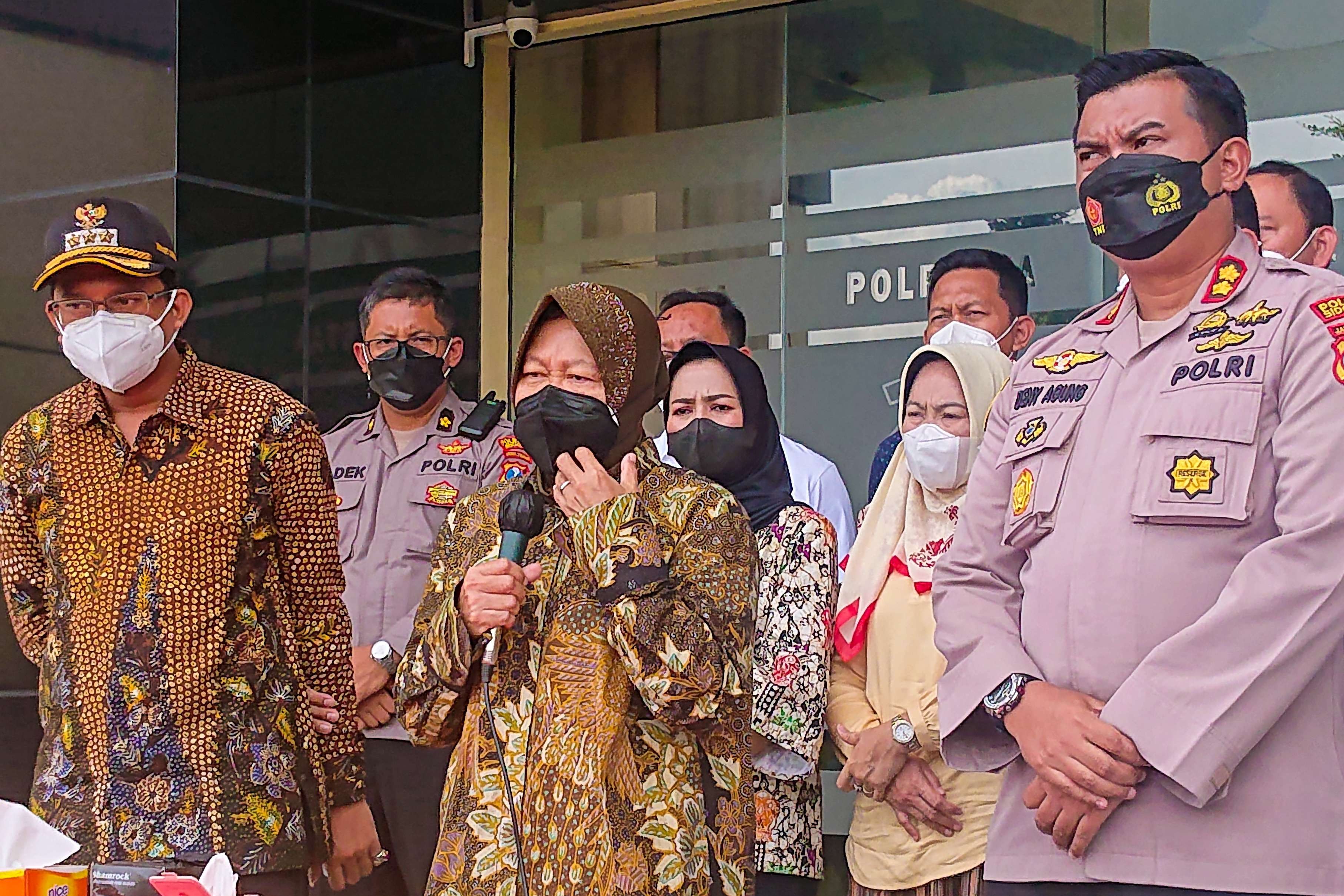 Menteri Sosial Tri Rismaharini (tengah) ketika berada di Polresta Sidoarjo, Sabtu 5 Februari 2022. (Foto: Aini Arifin/Ngopibareng.id)