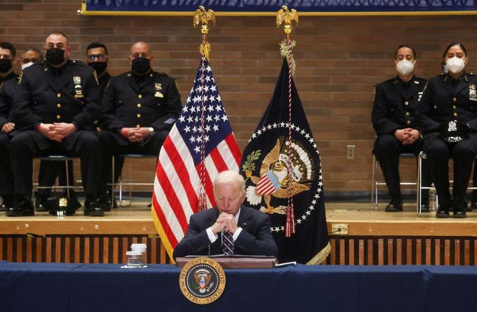 Presiden AS Joe Biden berbicara selama pertemuan dengan Jaksa Agung Merrick Garland, Walikota New York Eric Adams dan Gubernur New York Kathy Hochul tentang kekerasan senjata dan bagaimana mengatasinya di markas besar Departemen Kepolisian New York di New York City, New York, AS, 3 Februari 2022. (Foto;Reuters)