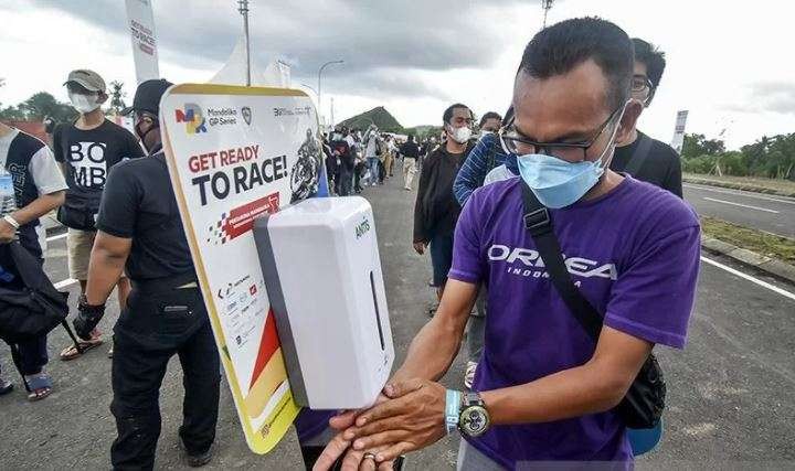 Arsip foto-Seorang penonton membersihkan tangan menggunakan cairan pembunuh kuman sebelum memasuki tribun untuk menonton balapan WSBK 2021 di gerbang barat Pertamina Mandalika International Street Circuit di KEK Mandalika, Desa Kuta, Kecamatan Pujut, Praya, Lombok Tengah, NTB, Minggu 21 November 2021. (Foto: Antara/Ahmad Subaidi)