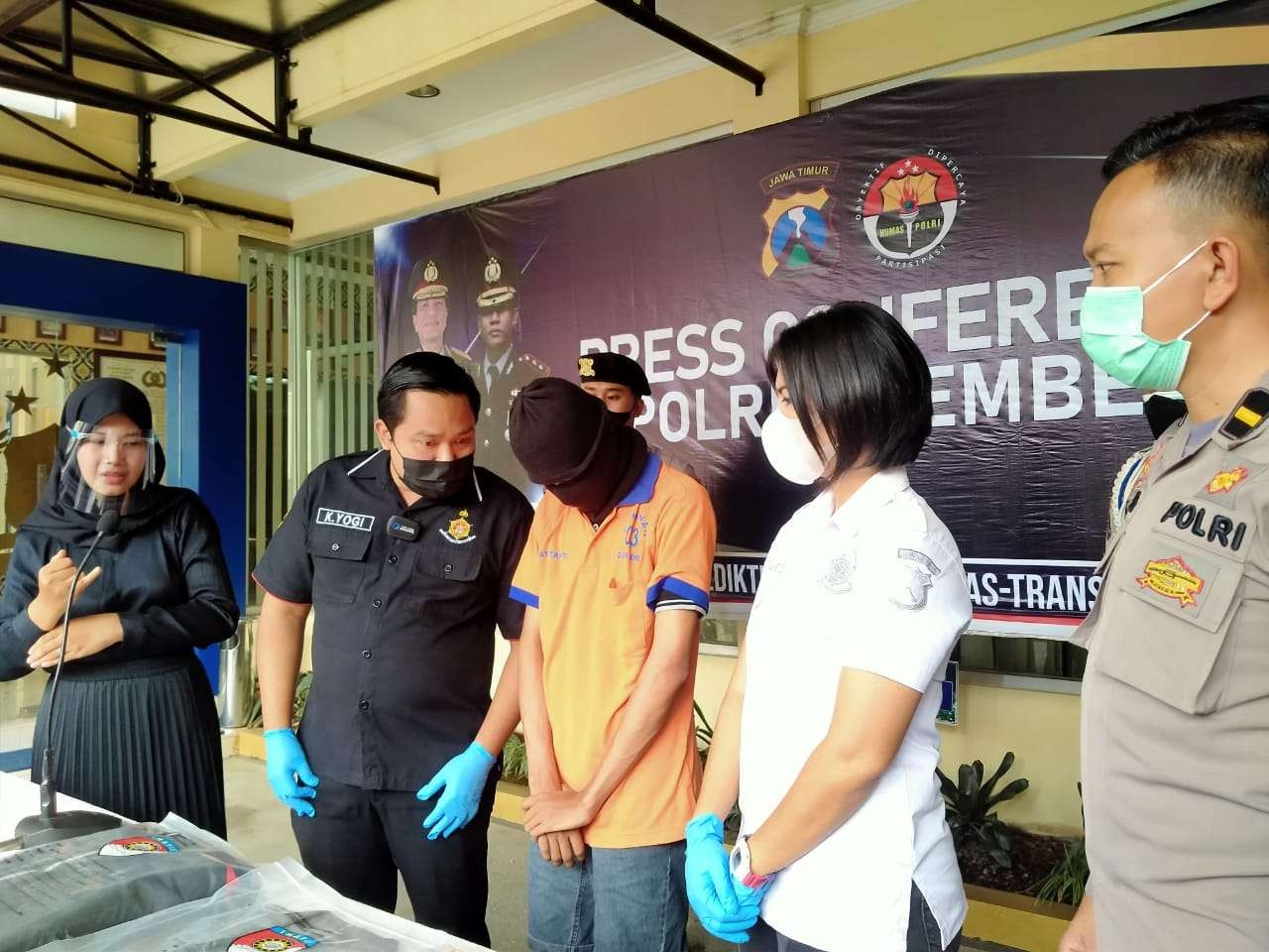 Kasatreskrim Polres Jember menginterogasi tersangka MA (Foto:Rusdi Ngopibareng.id)