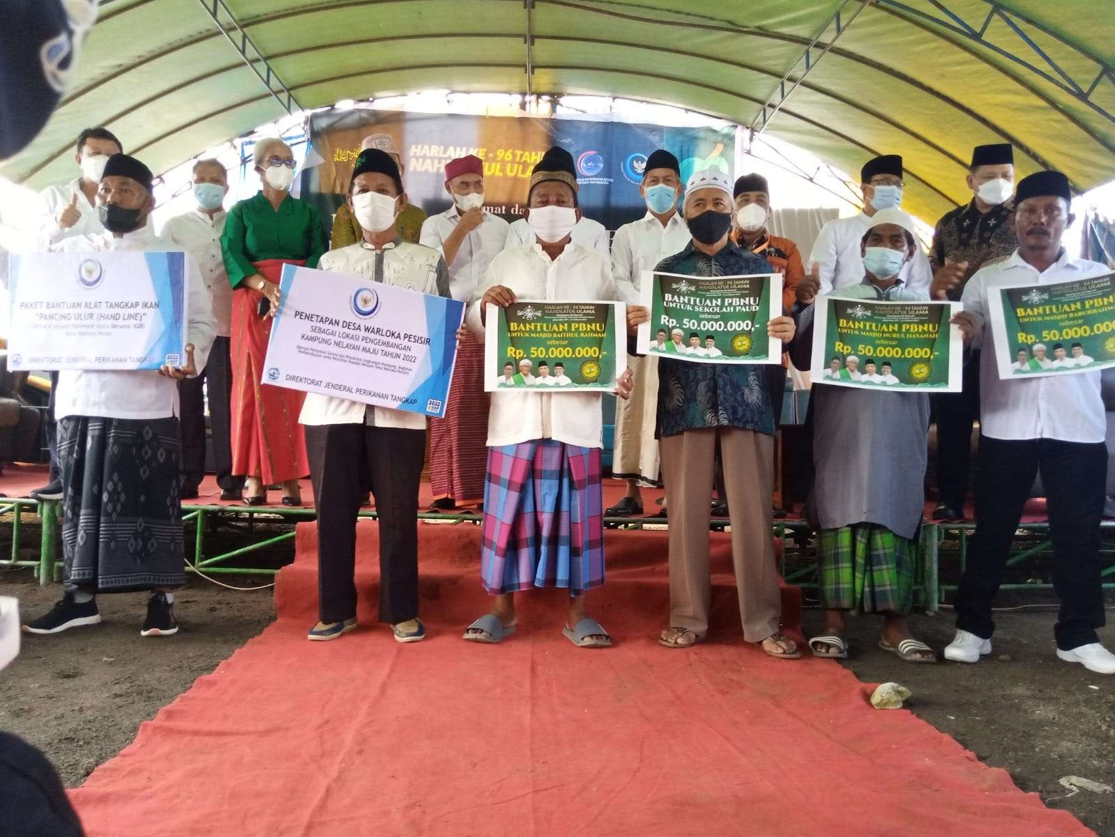 Pencanangan program PBNU secara resmi ditandai pemberian bantuan awal untuk masjid dan pemerintahan Desa Warloka, Kecamatan Komodo, Kab. Manggarai Barat