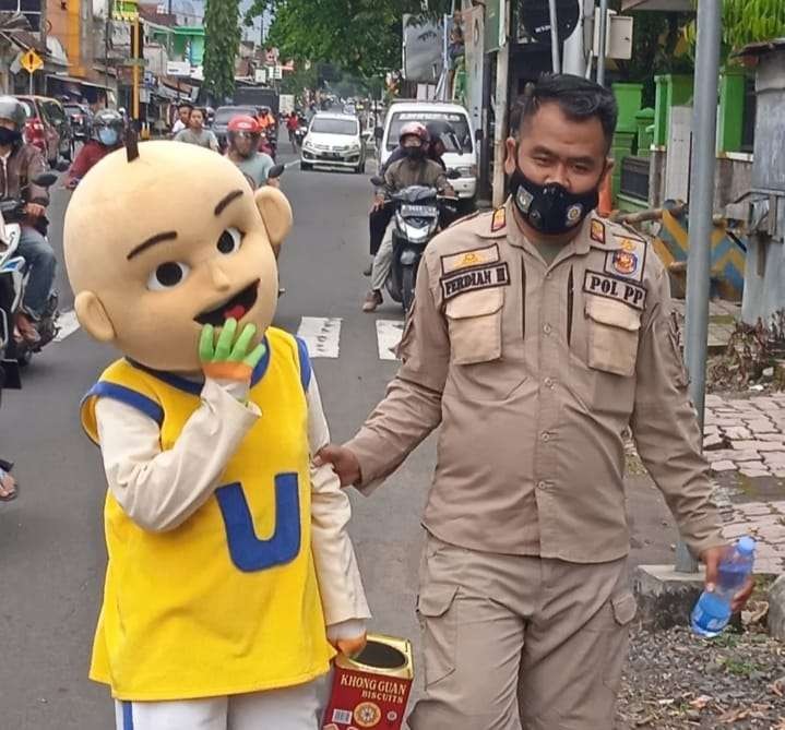 Salah satu badut berkostum Upin diamankan Satpol PP di pertigaan RS dr Soebandi (Foto: Istimewa)