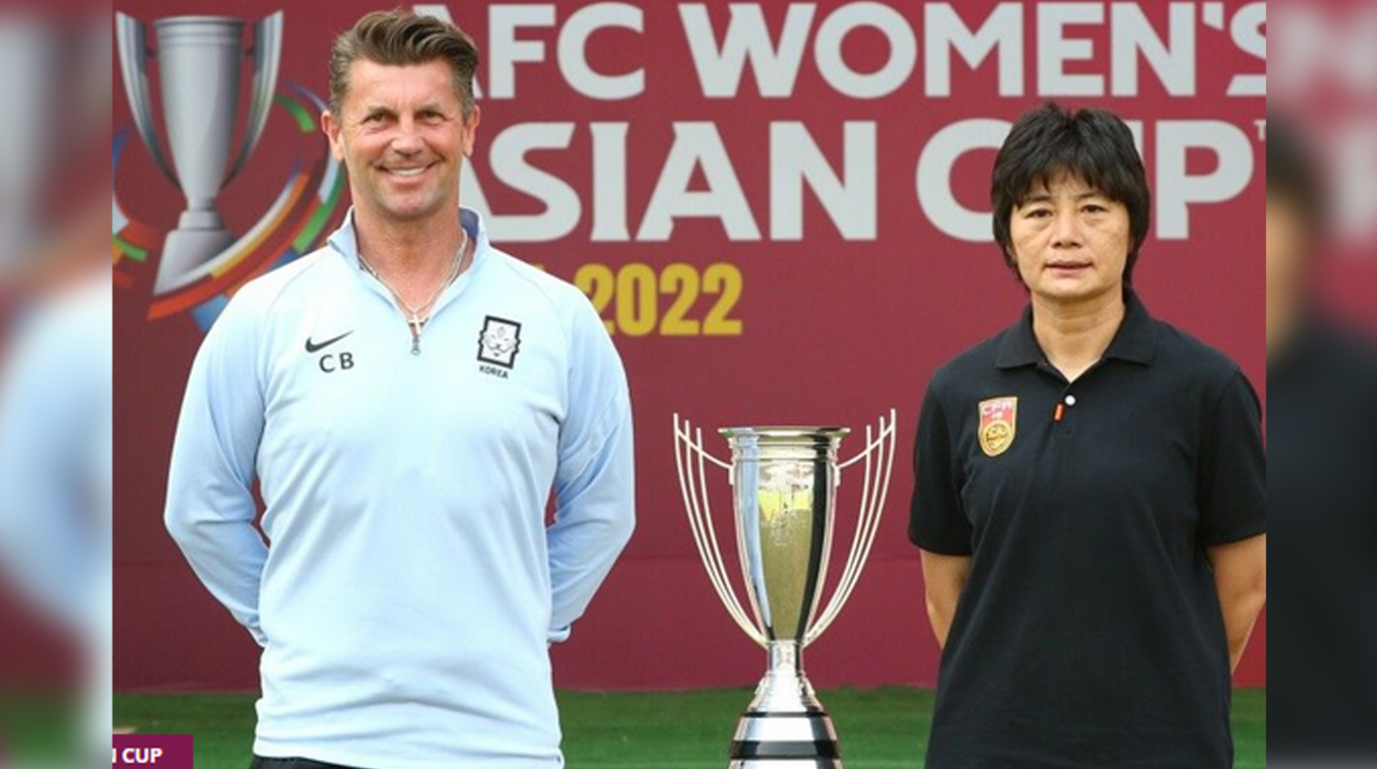 Pelatih Korea Selatan Colin Bel bersama Pelatih China Shui Qingxia, menjelang Final Piala Asia Wanita 2022. (Foto: AFC)