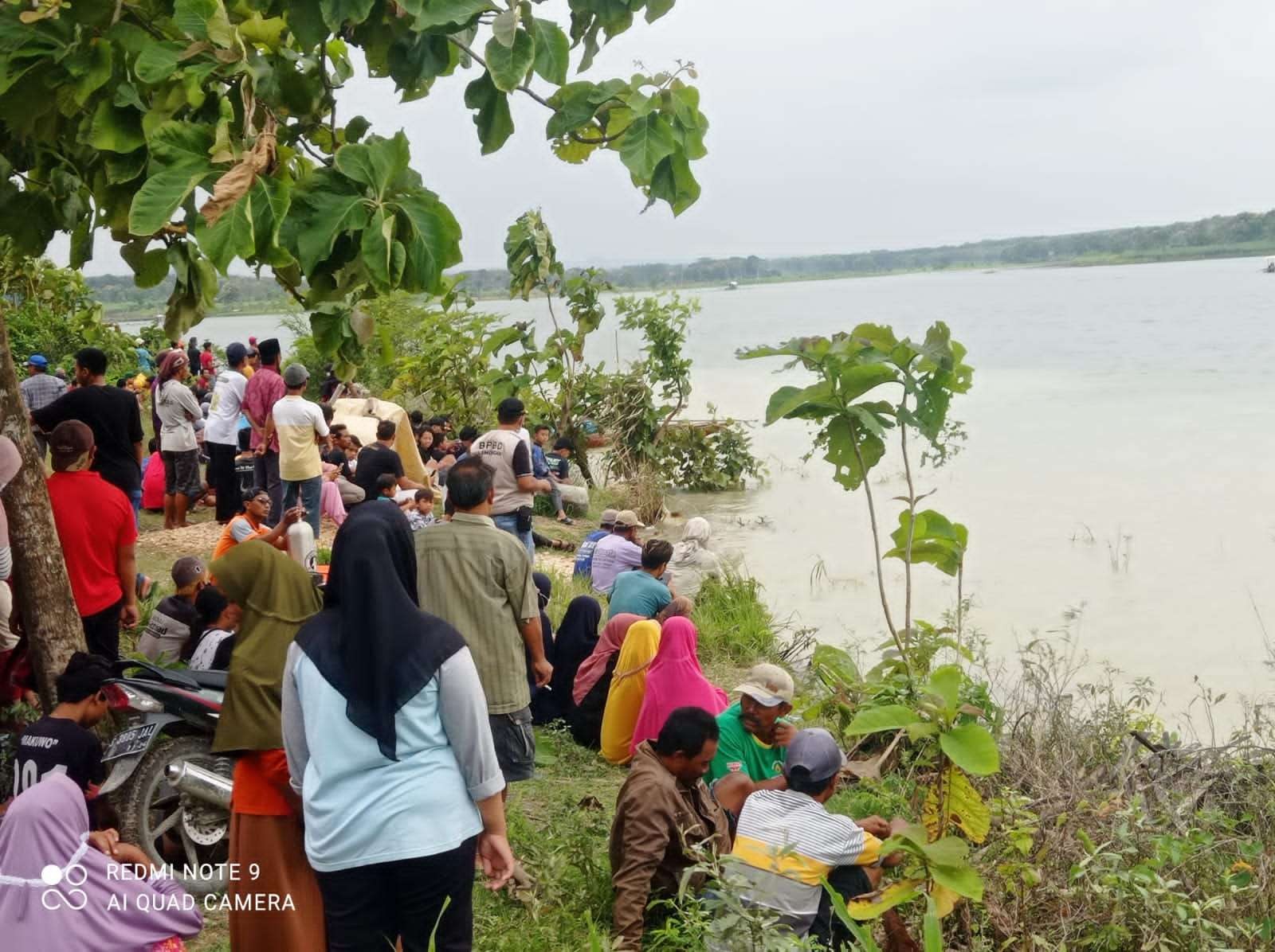 Peristiwa tenggelamnya perahu rombongan pemancing di Waduk Gondang Lamongan mengundang warga untuk melihat di tempat kejadian. (Foto: Imron Rosidi/Ngopibareng.id)