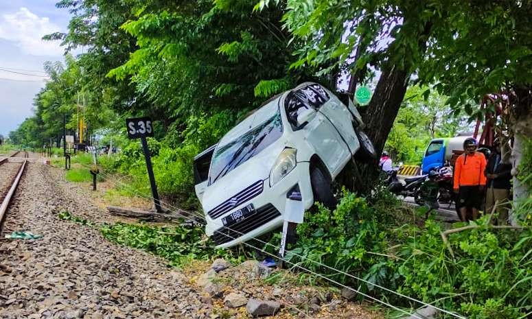 Suzuki Ertiga di dekat pintu masuk wisata lumpur Lapindo Sidoarjo. (foto: istimewa)