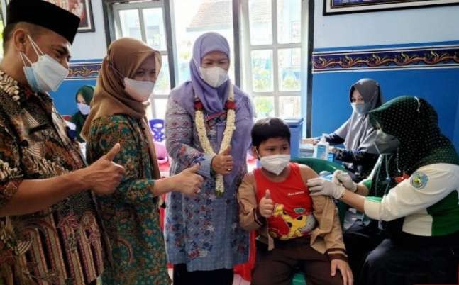 Wabup Situbondo Hj.Khoirani saat meninjau siswa SD yang sedang vaksin Covid-19 di sekolah akhir pekan ini. (Foto: Diskominfosan Situbondo)