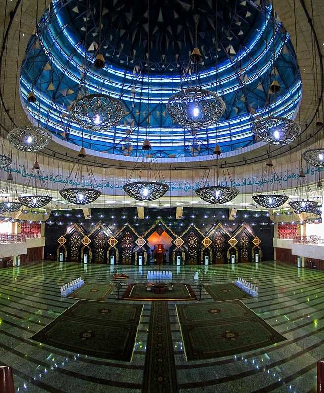 Panorama di dalam Masjid At-Tien Kompleks Taman Mini Indonesia Indonesia (TMII) Jakarta. (Foto: Istimewa)