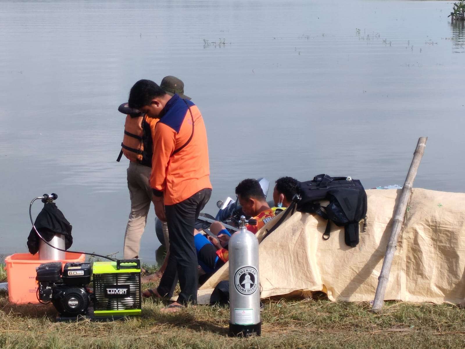 Tim pencarian korban tenggelamnya rombongan pemancing di Waduk Gondang Lamongan dimaksimalkan. (Foto: Imron Rosidi/Ngopibareng.id)