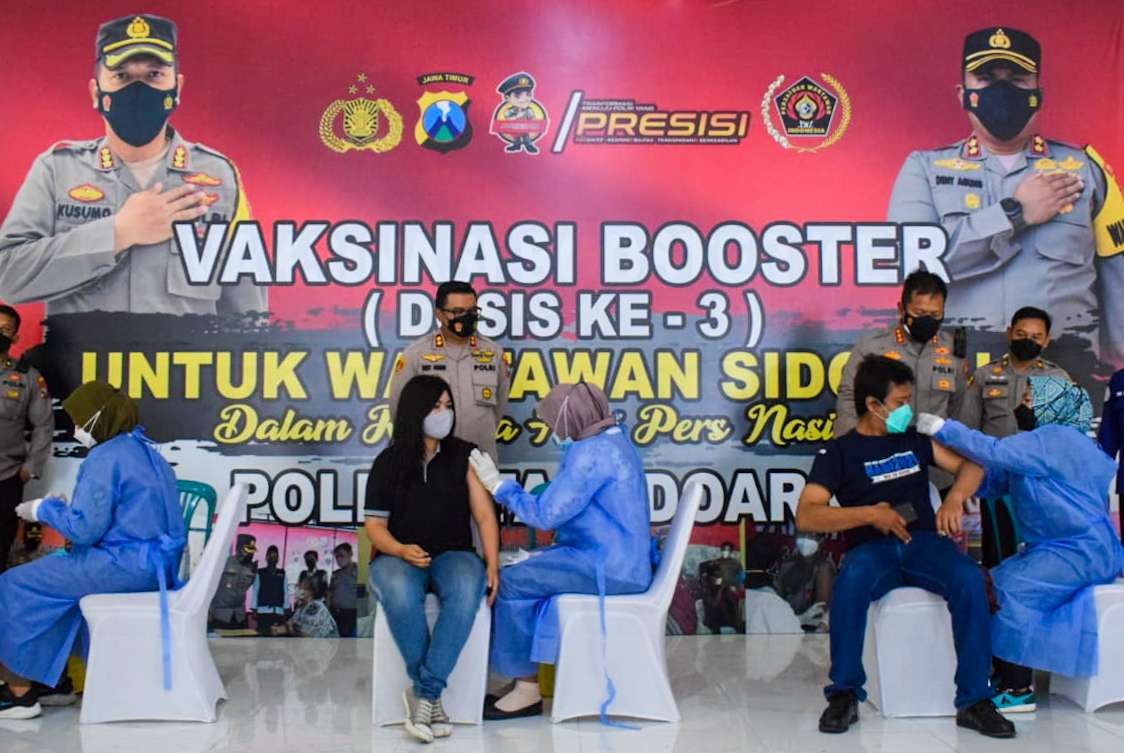 Vaksinasi booster untuk wartawan oleh Polresta Sidoarjo. (Foto: Aini/Ngopibareng.id)