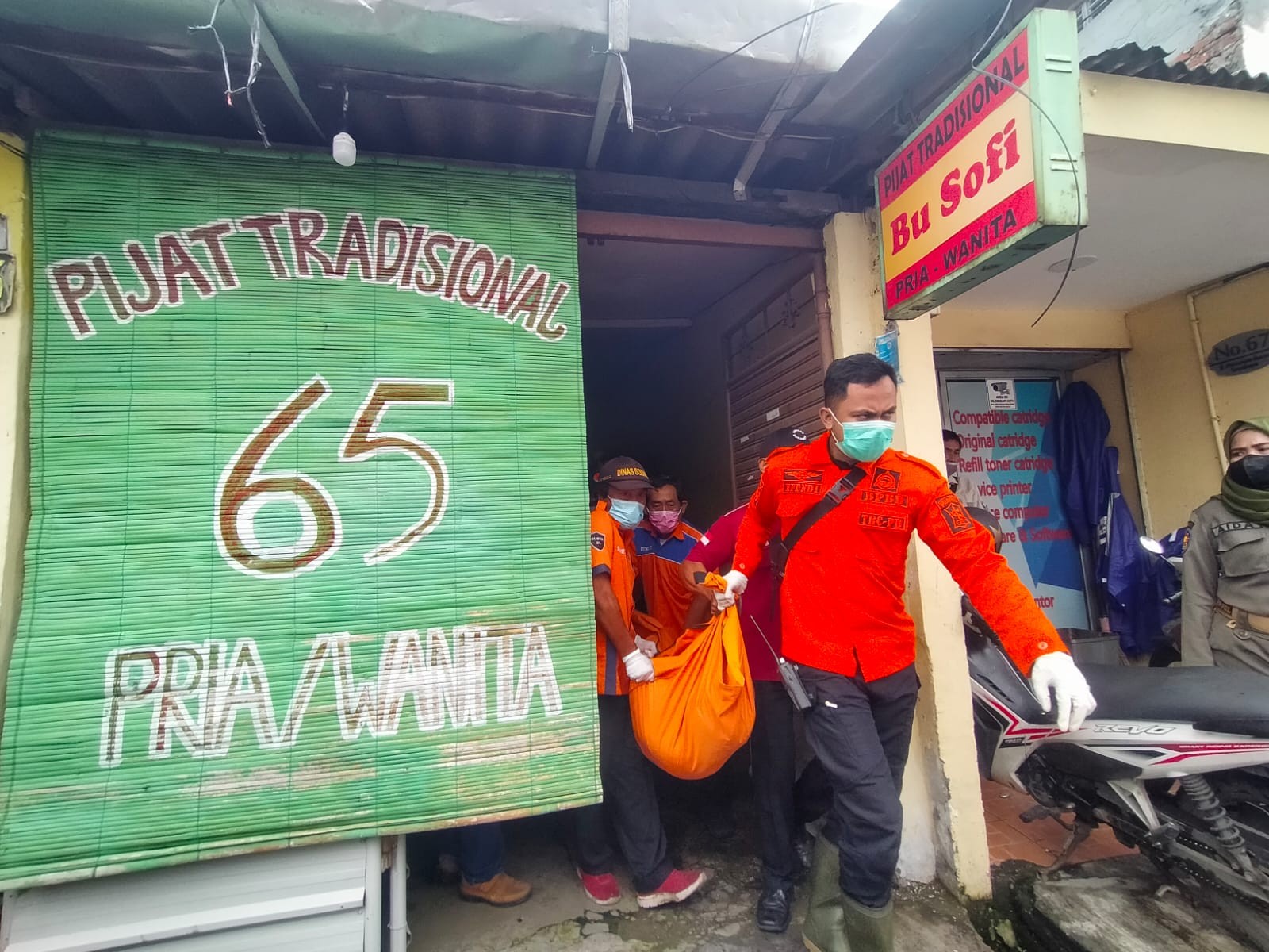 Proses evakuasi jenazah korban pria Banyu Urip yang meninggal di panti pijat. (Foto: istimewa)