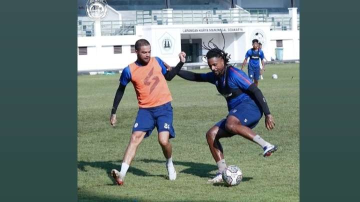 Skuad Arema FC saat menjalani sesi latihan (Foto: Instagram @aremafcofficial)