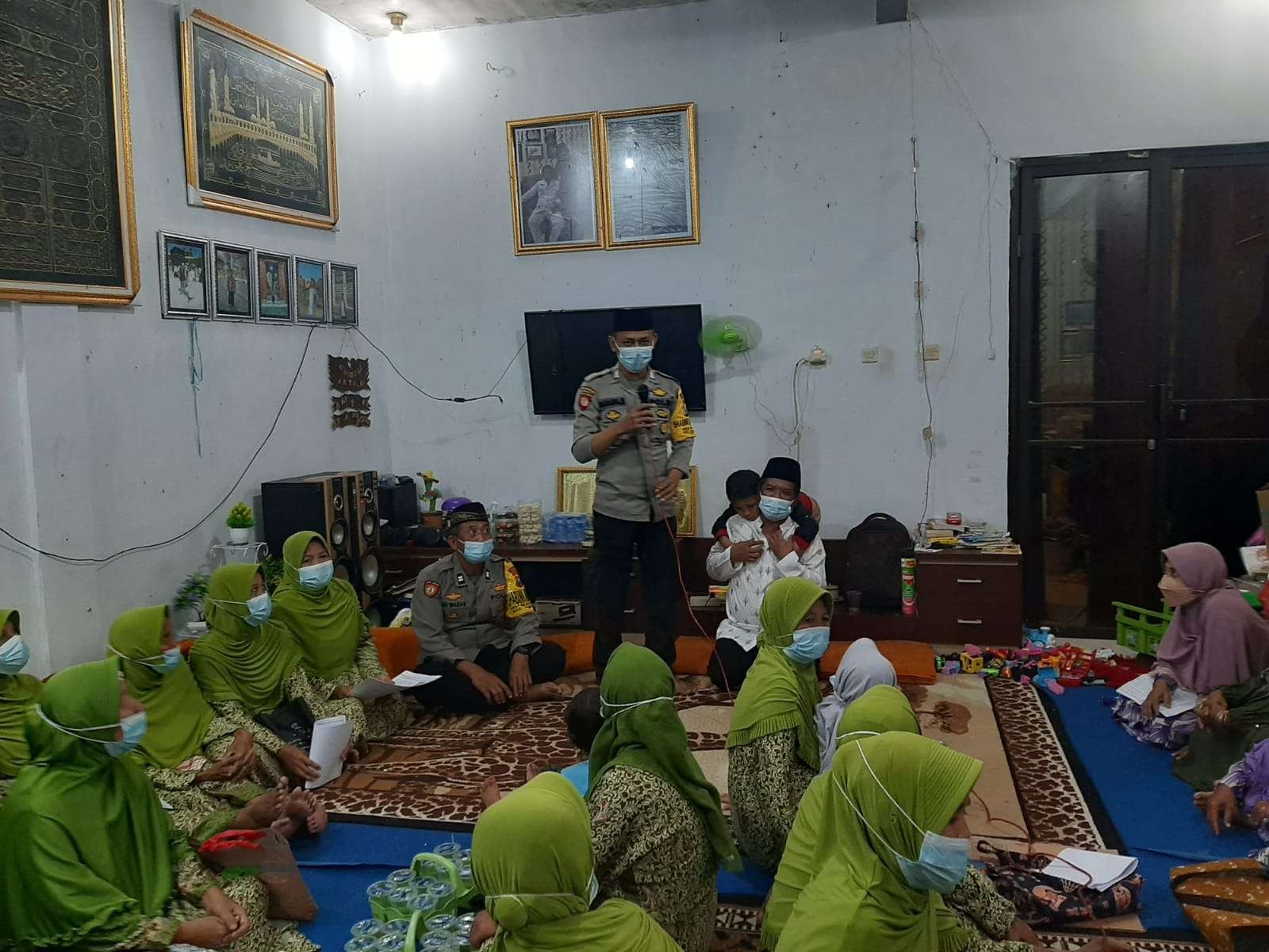 Kiai dan santri dari Majelis Dzikir Al-Tsawab menggelar dzikir bersama kepala desa se-Jawa mendoakan keselamatan bangsa terbebas dari Omicron. (Foto: Dok Jateng)