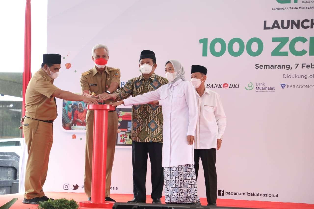 Gubernur Ganjar Pranowo meresmikan Z-Chicken Baznas. (Foto: Dok Jateng)