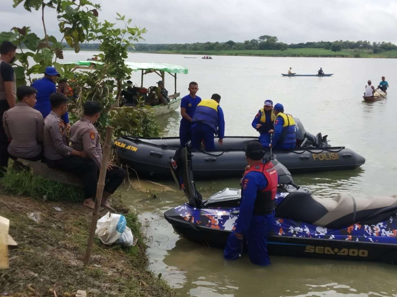 Tim Basarnas menemukan korban tenggelam di Waduk Gondang Lamongan. (Foto: Imron Rosidi/Ngopibareng.id)