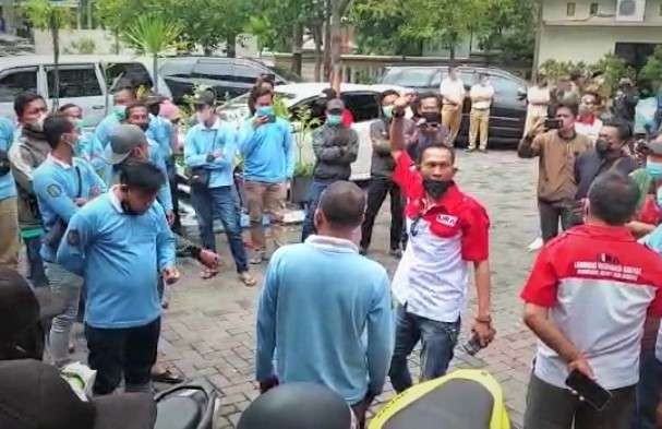 Puluhan mantan karyawan RSUD dan LSM Lira saat berorasi di halaman DPRD Kota Probolinggo. (Foto: Ikhsan Mahmudi/Ngopibareng.id)