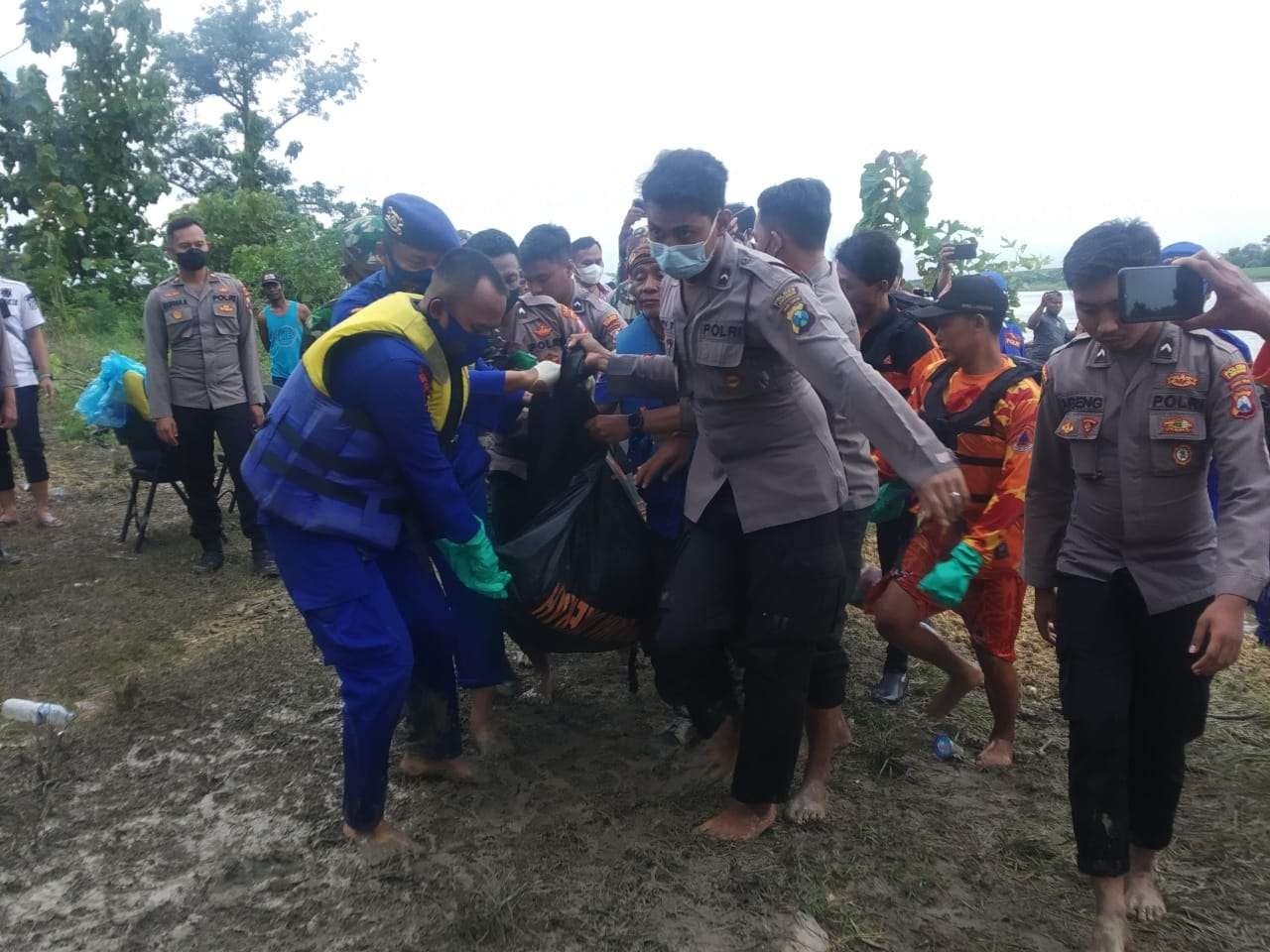 Evakuasi korban terakhir perahu tenggelam di Waduk Gondang Lamongan, Senin 7 Februari 2022. (Foto: Imron Rosidi/Ngopibareng.id)