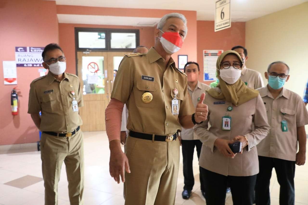 Gubernur Ganjar kembali bekerja usai terlibat kecelakaan saat gowes kemarin. (Foto: Istimewa)