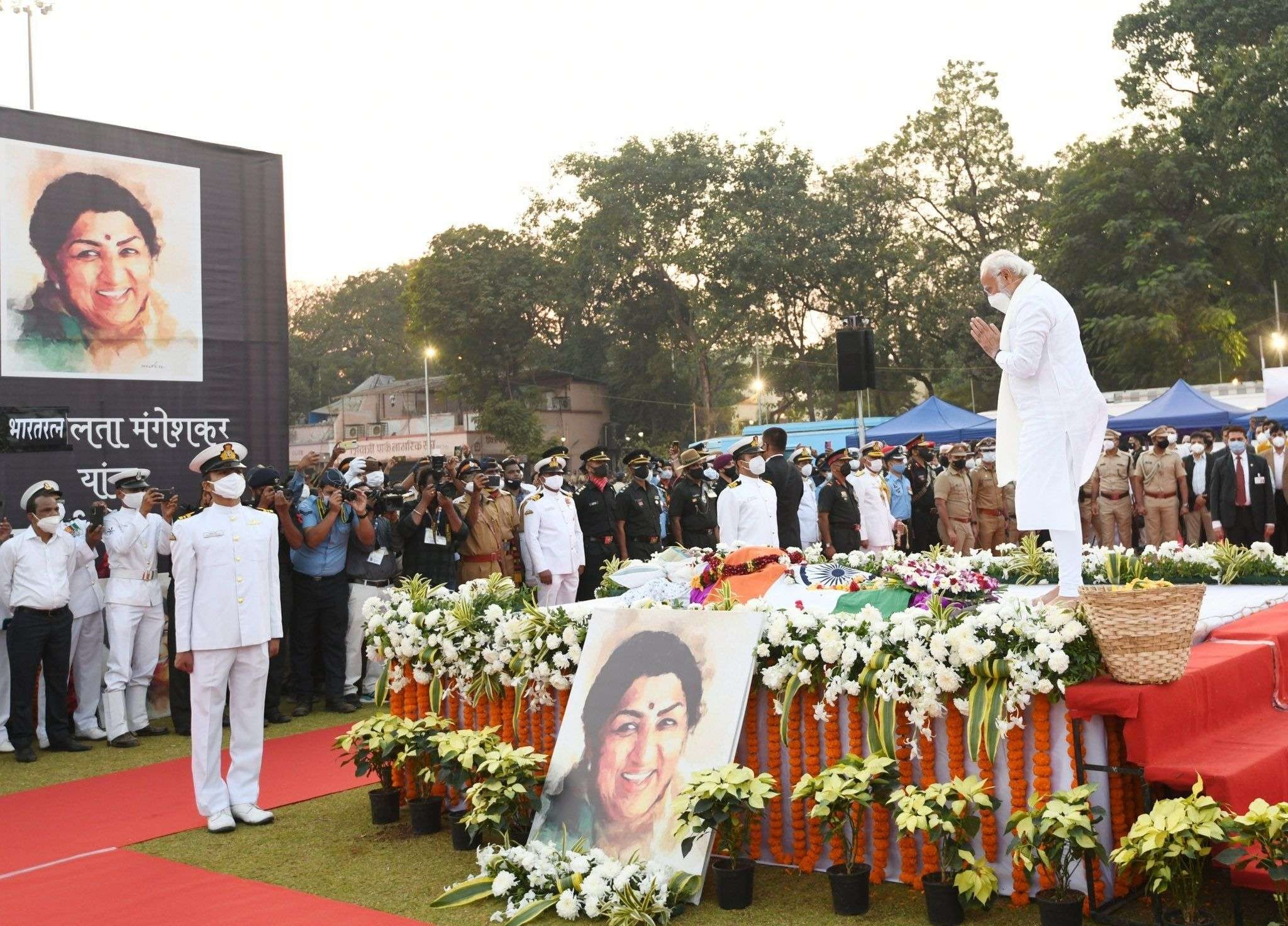 Suasana penghormatan terakhir untuk penyanyi legendaris India, Lata Mangeshkar oleh Perdana Menteri India, Narendra Modi. (Foto: Twitter/narendramodi)