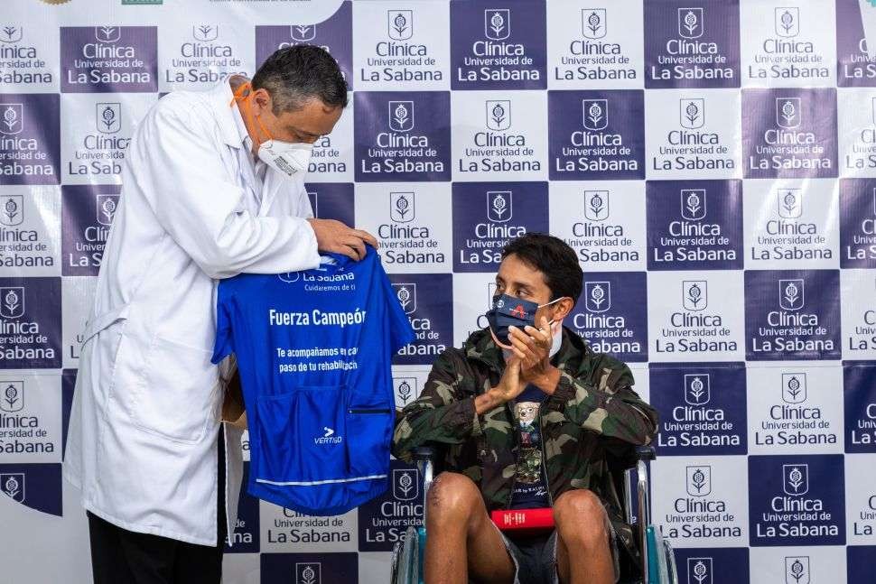 Egan Bernal bersama tim dokter saat akan meninggalkan rumah sakit. (Foto: Istimewa)