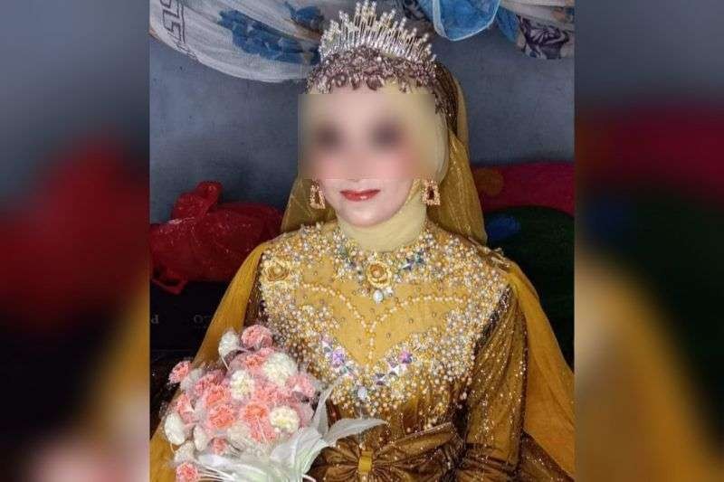 Wanda Wulandari duduk di pelaminan seorang diri. Calon suami kabur dan dilaporkan ke polisi. (Foto: Istimewa)