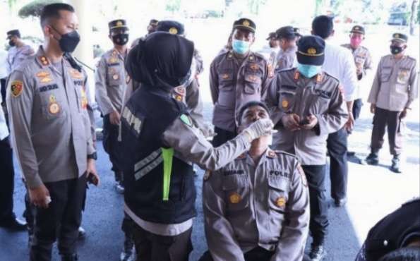 Sebanyak 59 anggota Polres Situbondo dan polsek jajaran dites swab antigen dan hasilnya dua anggota terpapar Covid-19.(foto: humas polres Situbondo)