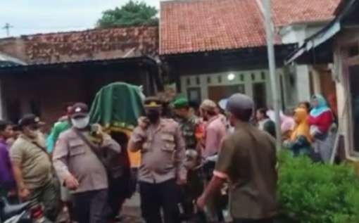 Anggota Polsek Asembagus bersama warga memakamkan Mahlawi, 50 tahun, warga Desa Mojosari Kecamatan Asembagus Situbondo yang ditemukan meninggal di sungai. (Foto: Dok Polres Situbondo)