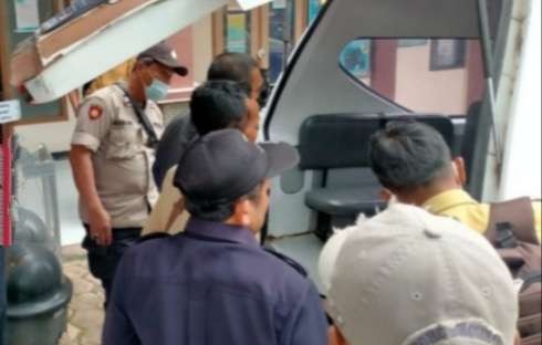 Anggota Polsek Curahdami Bondowoso dan warga saat mengevakuasi korban tertimpa pohon tumbang ke Puskesmas.(foto: Polsek Curahdami)