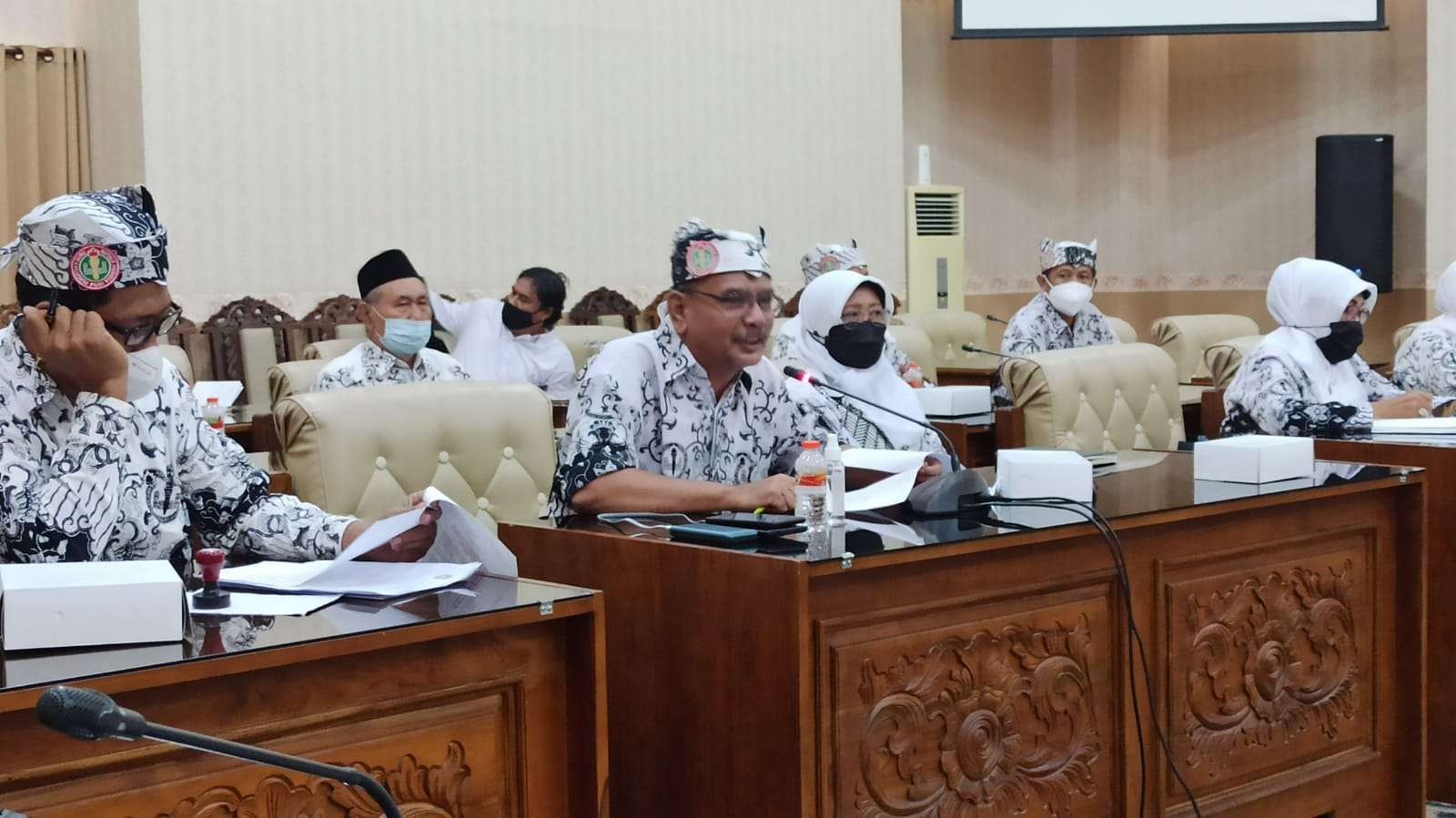 Anggota PGRI Banyuwangi melakukan hearing di gedung DPRD Banyuwangi (foto: Muh Hujaini/Ngopibareng.id)