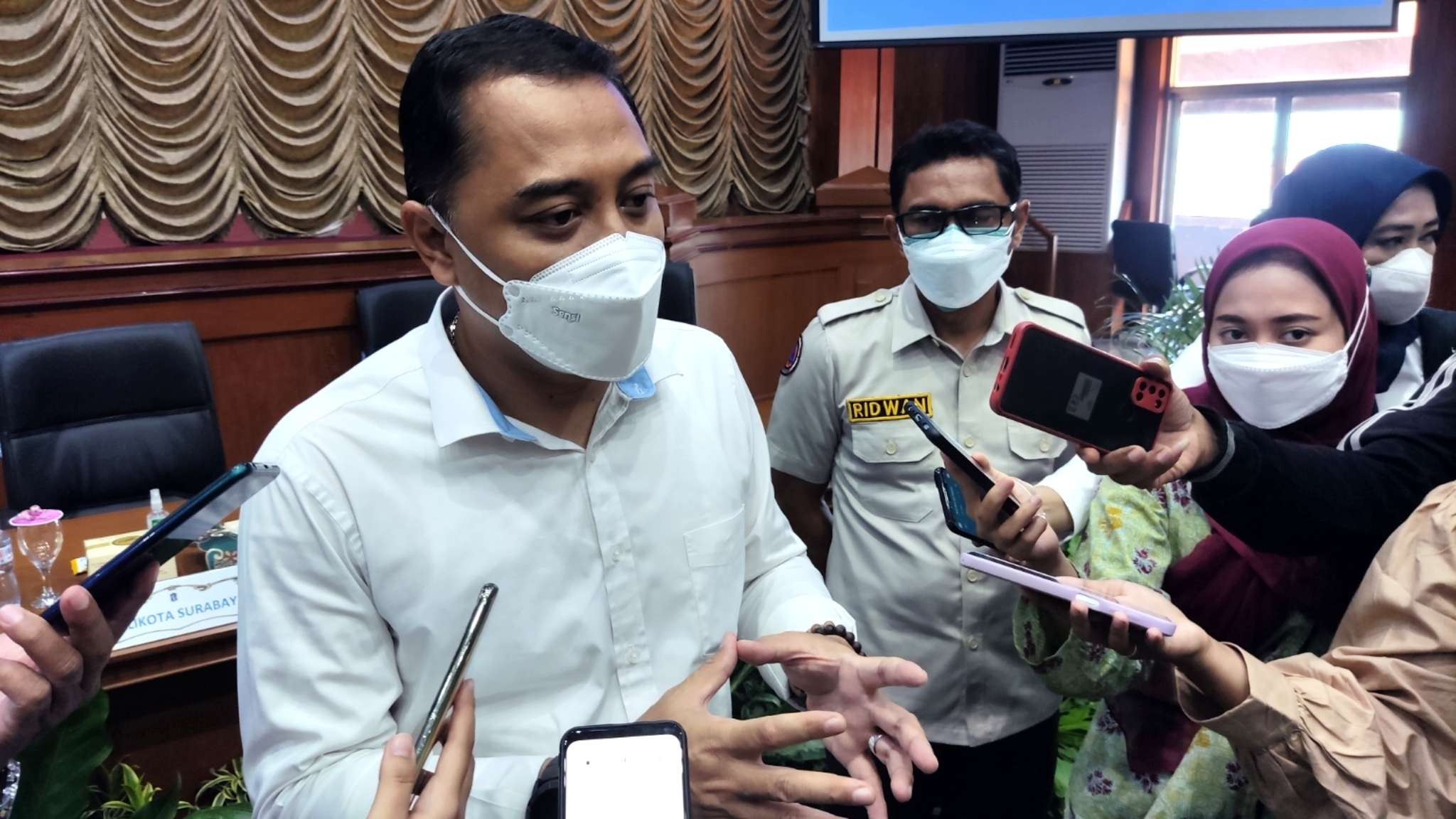 Walikota Surabaya, Eri Cahyadi, saat ditemui di Graha Sawunggaling Pemkot Surabaya, Selasa 8 Februari 2022. (Foto: Fariz Yarbo/Ngopibareng.id)