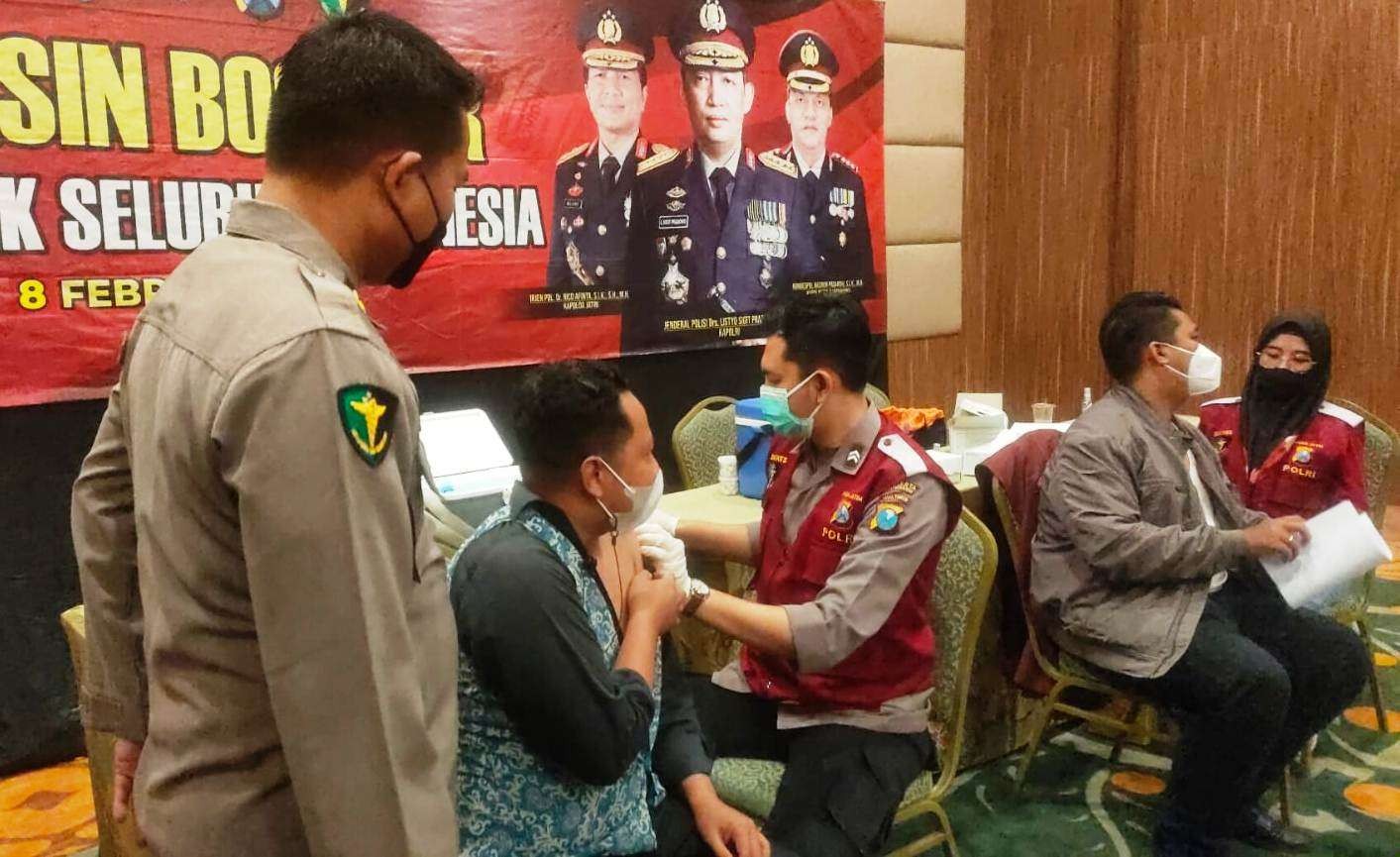 Sejumlah karyawan dan tamu hotel mengikuti vaksinasi booster (Foto: Istimewa)