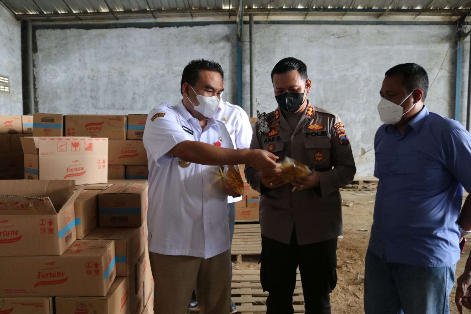 Bupati Blora Arief Rohman, saat meninjau salah satu gudang minyak goreng di Kecamatan Jepon. (Foto: Sampurna/Ngopibareng.id)