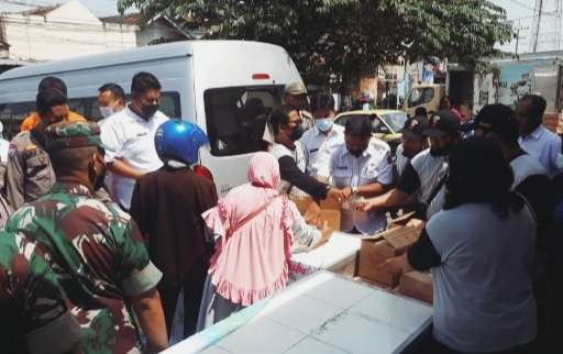 Warga antusias membeli minyak goreng kemasan sederhana Rp 13.500 per liter dalam operasi pasar digelar Diskoperindag Bondowoso. (Foto: Guido Saphan/Ngopibareng.id)