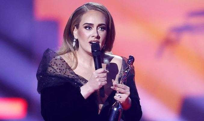 Penyanyi Adele memboyong sejumlah piala bergengsi seperti Artist of the Year, Album of the Year, dan Song of the Year di BRIT Awards 2022. (Foto: AFP)