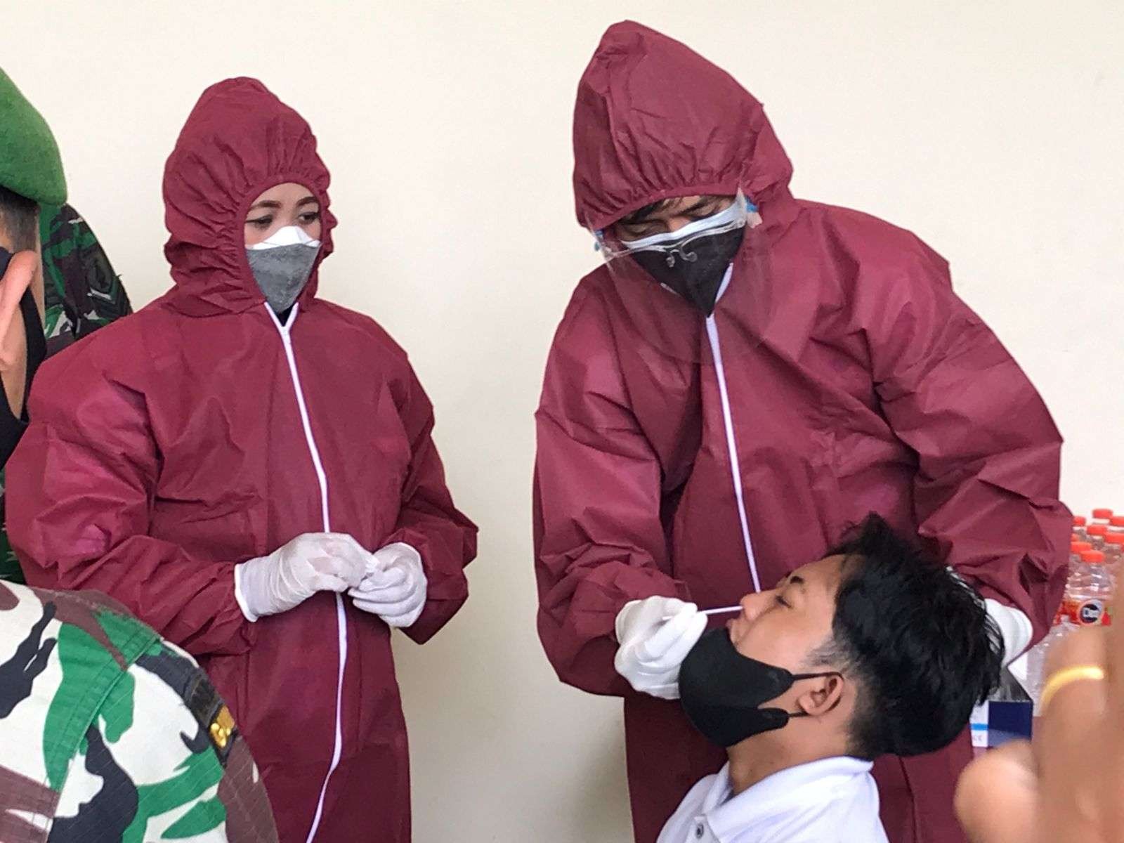 Swab antigen karyawan Hawai Group Malang. (Foto: Lalu Theo/Ngopibareng.id)