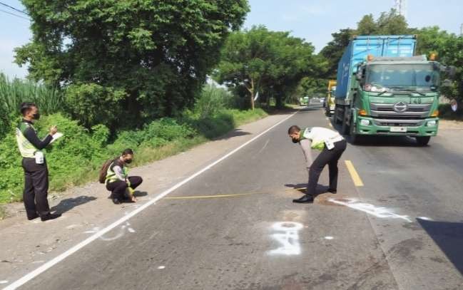 Anggota Satlantas Polres Situbondo melakukan olah TKP kecelakaan dua motor yang 'adu banteng' hingga menewaskan dua pengendaranya.(Foto: Satlantas Polres Situbondo)