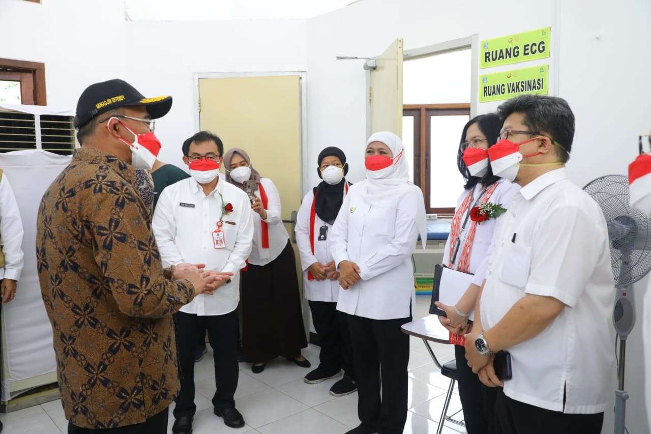 Gubernur Jatim Khofifah Indar Parawansa (tiga dari kanan) bersama Menko PMK RI Muhadjir Effendy meninjau tempat pelaksanaan uji klinis Vaksin Merah Putih di RSUD Dr Soetomo, Surabaya, Rabu 9 Februari 2022. (Foto: Istimewa)