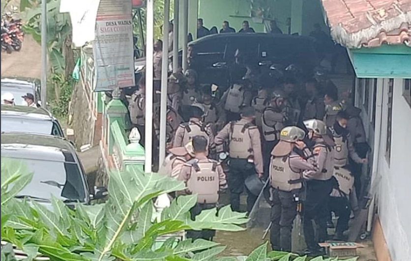 Aparat kepolisian di Desa Wadas, Kecamatan Bener, Jawa Tengah, pada Selasa 8 Februari 2022. (Foto: Twitter)