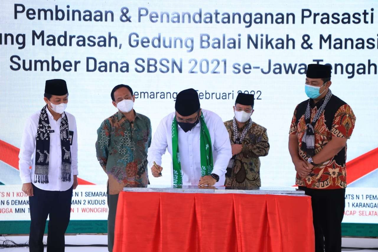 Menag resmikan gedung madrasah dan KUA yang dibangun dengan skema pembiayaan SBSN tahun 2021. (Foto: Kemenag)