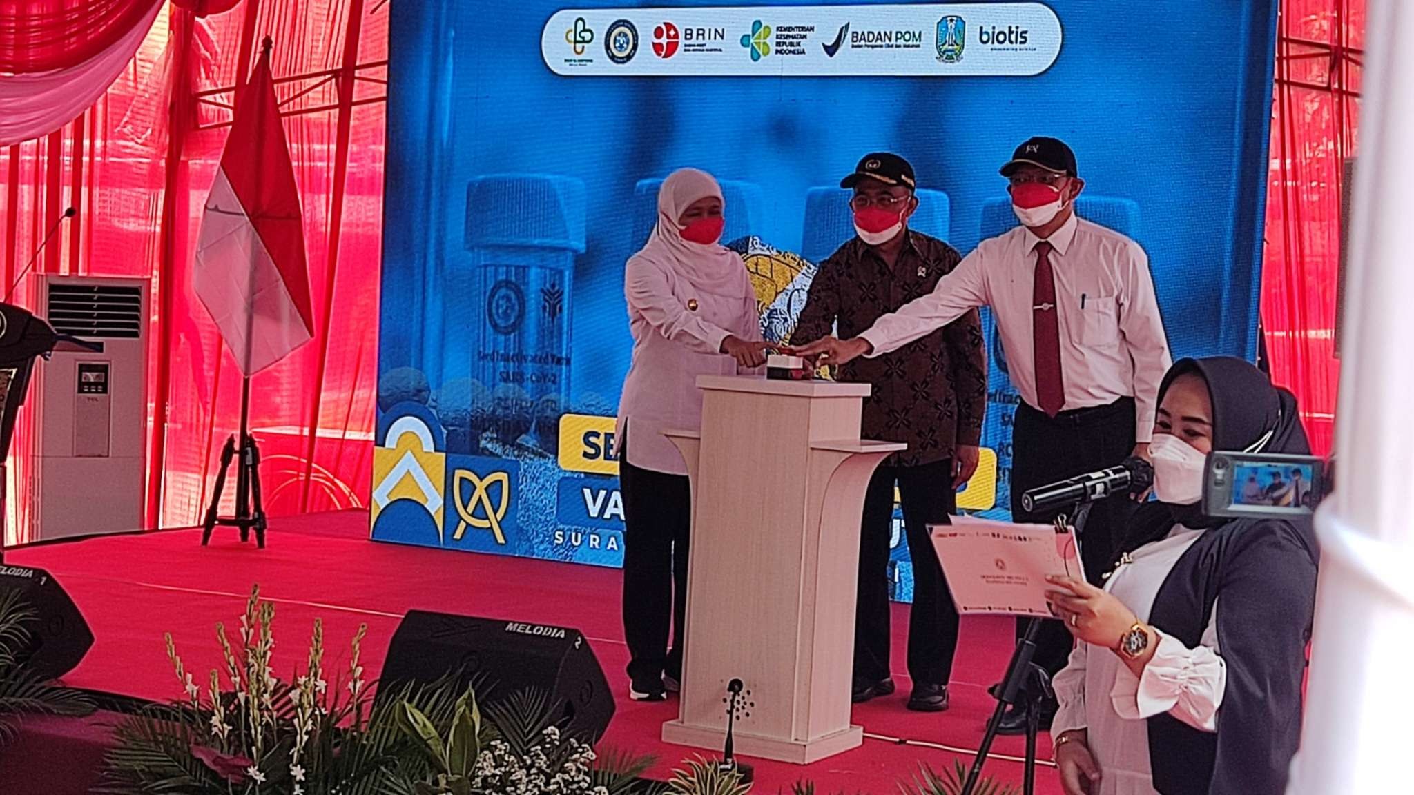 Gubernur Jatim Khofifah Indar Parawansa, Menko PMK RI Muhadjir Effendy (tengah), dan Rektor Unair Prof Mohammad Nasih saat melakukan kick off uji klinis Vaksin Merah Putih di RSUD Dr Soetomo, Surabaya, Rabu 9 Februari 2022. (Foto: Fariz Yarbo/Ngopibareng.id)