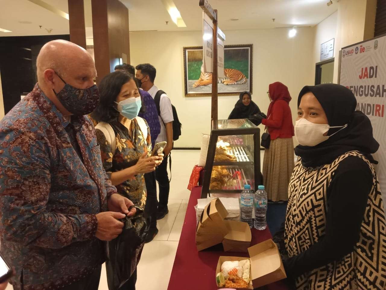 Direktur USAID Jeff Cohen (kiri) berdiskusi dengan salah satu penerima program, Rabu 9 Februari 2022. (Foto: Istimewa)